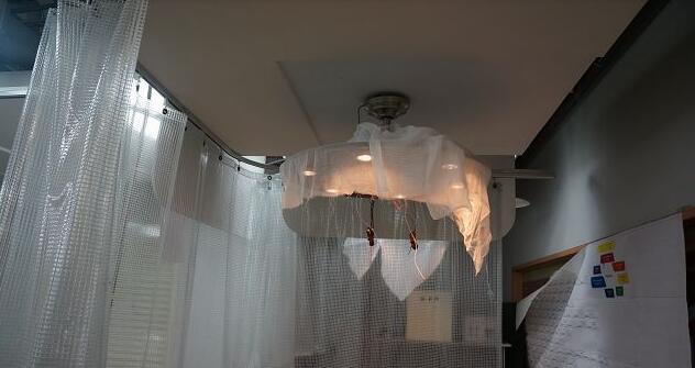 正在举行堵转测试的天花板吊扇灯具，，，，，同样会笼罩纱布，，，，，着实这纱布也有学问，，，，，由于连纱布的材质、网目数都有严酷划定。。。。。