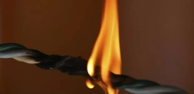 虽然含有卤化因素的电缆绝缘和护套具有更好的阻燃性，，，，，，但在遇火后会释放具有毒性和侵蚀性的烟气