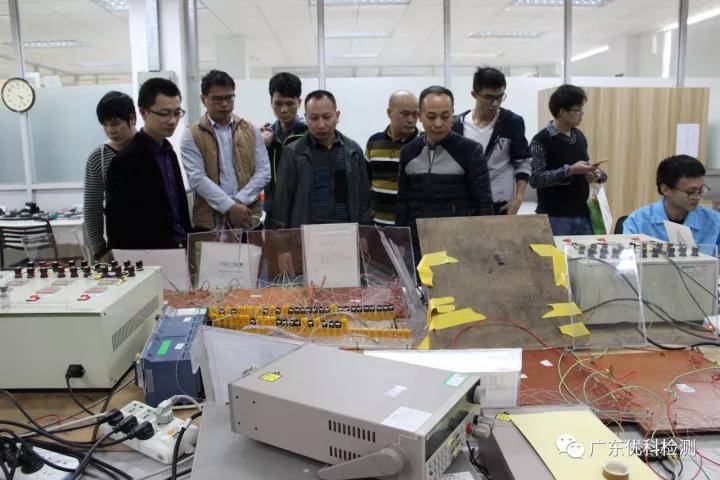 UK工程部司理袁华剖析了美高梅集团4688am检测认证效劳优势、现场解答客户疑惑、向导各人观摩实验室